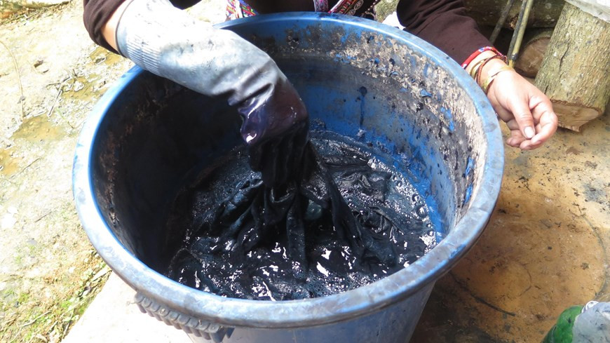 Se puede teñir con colorante índigo de diferentes colores como azul oscuro, negro, pardo (Fuente: VNA)