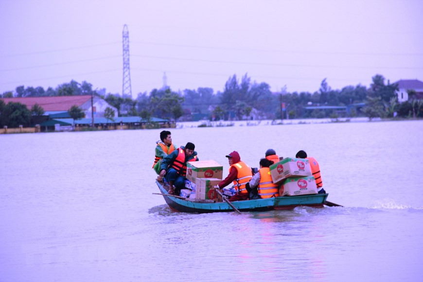  Traslado de donativos a las áreas afectadas y/o aisladas por las inundaciones en Ha Tinh (Fuente: VNA)