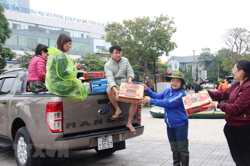 Grupo de rescate traslada donativos a las zonas afectadas por los desastres naturales en Ha Tinh (Fuente: VNA)