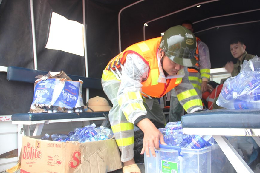 Las fuerzas policíacas del municipio de Thach Ha, en Ha Tinh, apoyan a los grupos de rescate en el traslado de las vituallas (Fuente: VNA)