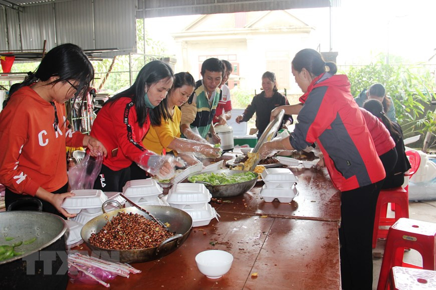 Residentes en el municipio de Thach Ha participan en la elaboración de alimentos para donar a los compatriotas afectados por las riadas (Fuente: VNA)