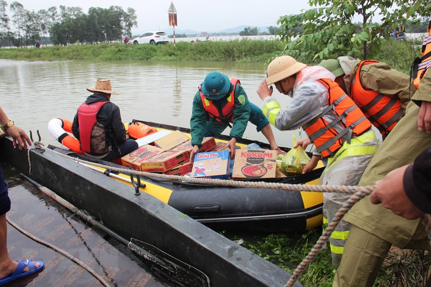 Para entregar los donativos a los pobladores aislados por las inundaciones se tuvieron que utilizar canoas (Fuente: VNA)