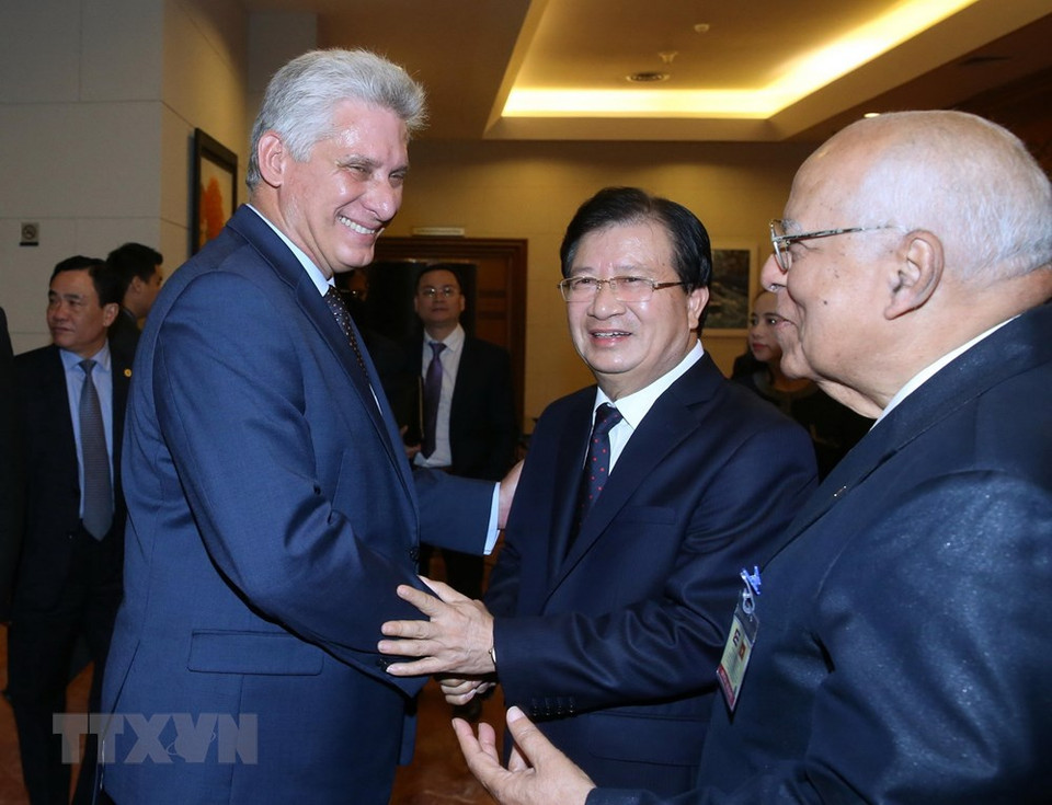 El presidente cubano, Miguel Díaz- Canel, y el viceprimer ministro, Trinh Dinh Dung (Fuente: VNA)