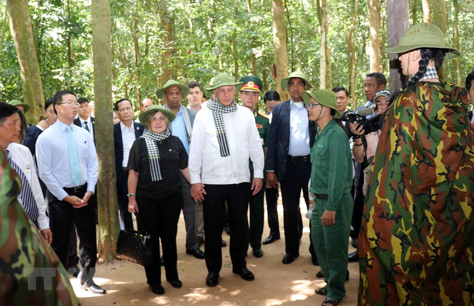 El presidente de Cuba, Miguel Díaz-Canel, y su esposa visitan los históricos túneles de Cu Chi (Fuente; VNA)