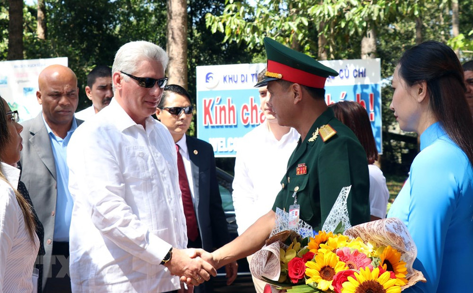 El presidente de Cuba, Miguel Díaz-Canel, visita los históricos túneles de Cu Chi (Fuente; VNA)
