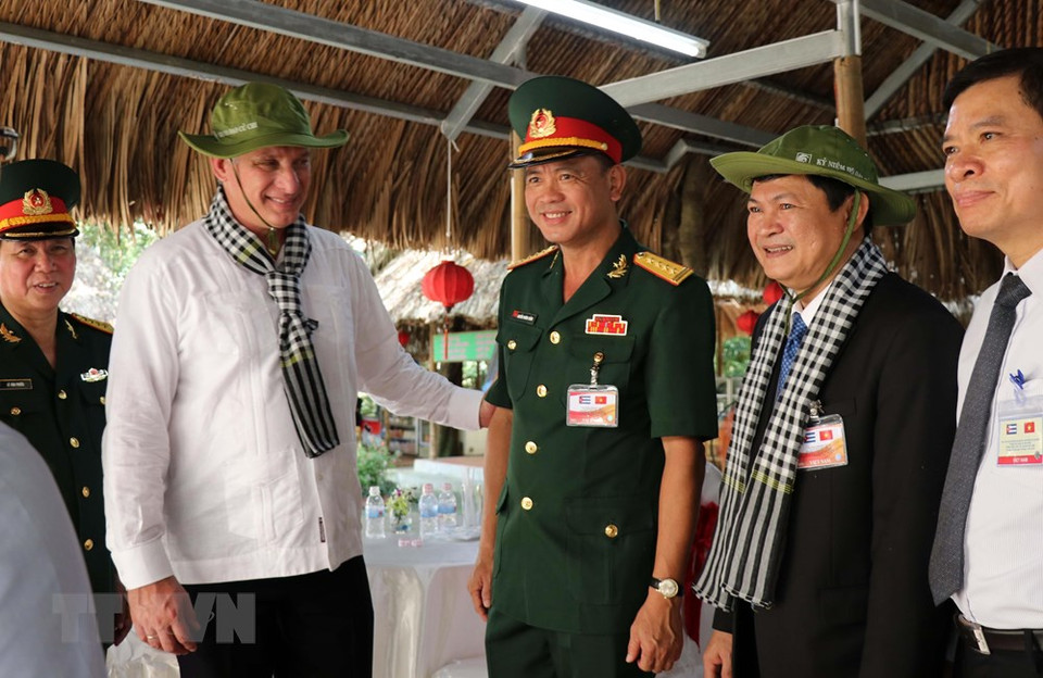 El presidente de Cuba, Miguel Díaz-Canel,(camisa blanca) y el vicepresidente del Comité Popular de Ciudad Ho Chi Minh, Huynh Cach Mang (Fuente;VNA)