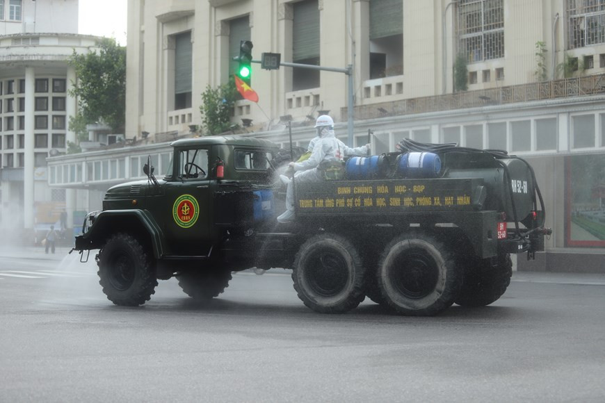 El Comité Popular del distrito de Hoan Kiem divulga información sobre el programa para concientizar a los pobladores sobre la importancia de la desinfección (Fuente: Vietnam +).