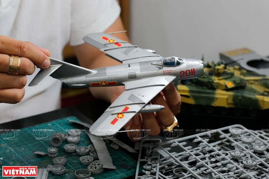  Modelo del legendario avión de combate MiG-17 fabricado en la Unión Soviética. Con este MiG, el héroe Nguyen Van Bay derribó siete aviones de la Armada y la Fuerza Aérea del ejército estadounidense entre 1965 y 1968. (Foto: VNA) 
