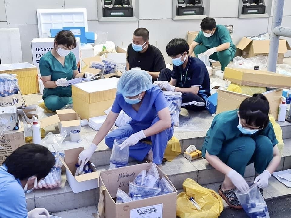 Estudiantes voluntarios de la Facultad de Medicina y Farmacia de la Universidad Nacional de Vietnam en Ciudad Ho Chi Minh ayudan a clasificar las muestras en el área de muestreo en la Zona de Procesamiento de Exportación Linh Trung 1 (Ciudad de Thu Duc) (Fuente: VNA)