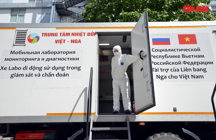 Vehículo-laboratorio participa en la prevención y el control del COVID-19 en Ciudad Ho Chi Minh (Fuente: VNA)