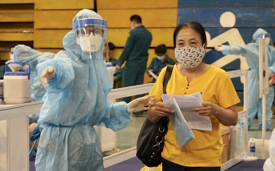 Estudiantes de medicina instruyen a las personas sobre los procedimientos de vacunación en el estadio de Phu Tho (distrito 11) (Fuente: VNA)