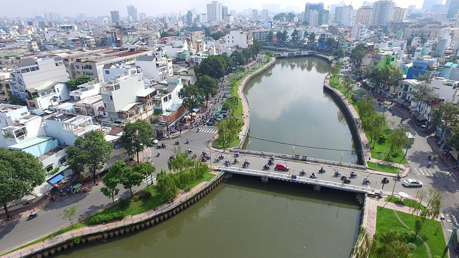 El canal Nhieu Loc-Thi Nghe, con una longitud de alrededor de 8,7 kilómetros, atraviesa los distritos de Tan Binh, Distrito 3, Phu Nhuan, Binh Thanh y Ciudad Ho Chi Minh. La mayor urbe survietnamita consiguió mejorar significativamente la situación de las inundaciones, contaminación ambiental y protección de la salud, mejorando paso a paso las condiciones de vida y el medioambiente para más de 1,2 millones de personas que viven en la zona (Fuente: VNA)