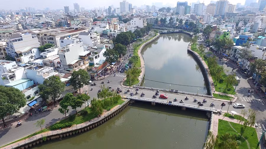 El canal Nhieu Loc-Thi Nghe, con una longitud de alrededor de 8,7 kilómetros, atraviesa los distritos de Tan Binh, Distrito 3, Phu Nhuan, Binh Thanh y Ciudad Ho Chi Minh. La mayor urbe survietnamita consiguió mejorar significativamente la situación de las inundaciones, contaminación ambiental y protección de la salud, mejorando paso a paso las condiciones de vida y el medioambiente para más de 1,2 millones de personas que viven en la zona (Fuente: VNA)