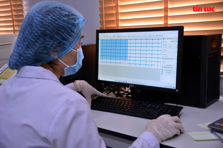 El personal médico trabaja en el laboratorio para el análisis de las muestras en la pruebas de RT-PCR (reacción en cadena de la polimerasa con reverso transcripción) para la detección del virus SARS-CoV-2 (Fuente: VNA)