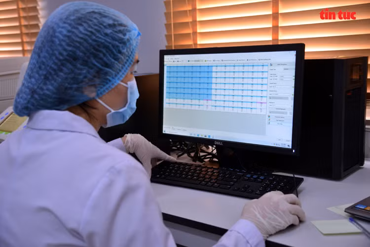 El personal médico trabaja en el laboratorio para el análisis de las muestras en la pruebas de RT-PCR (reacción en cadena de la polimerasa con reverso transcripción) para la detección del virus SARS-CoV-2 (Fuente: VNA)