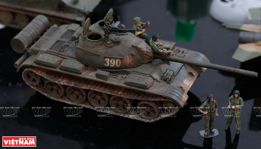  El modelo favorito de Quang es la miniatura del tanque T54 No. 390 que chocó contra las puertas del Palacio presidencial del gobierno títere de Saigón el 30 de abril de 1975. Ese hecho marca el final de la guerra y es el símbolo de la victoria de la histórica Campaña de Ho Chi Minh por la liberación del sur y reunificación nacional. (Foto: VNA) 