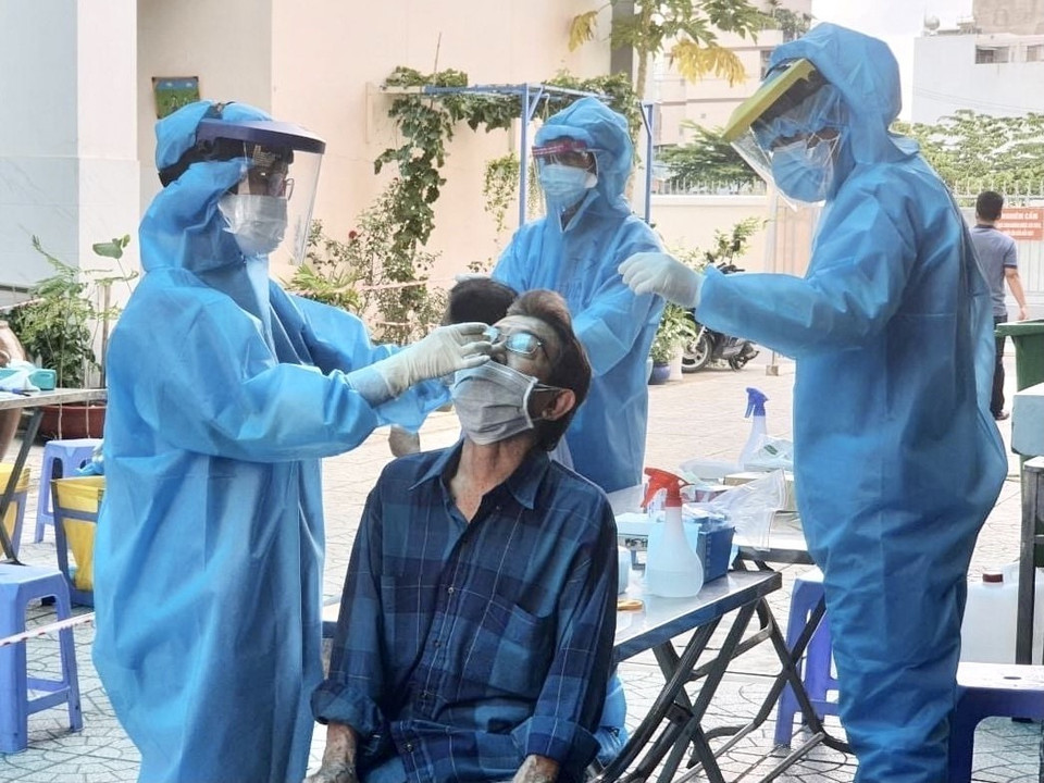 Toman muestras a las personas en un punto de muestreo en el barrio 3, distrito 4 (Fuente: VNA)