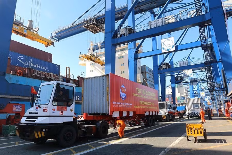 La carga y descarga de contenedores de mercancías de importación y exportación en el puerto de Tan Cang-Cat Lai, Ciudad Ho Chi Minh (Fuente: VNA)