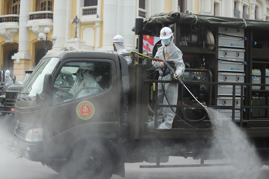 Desinfección en las sedes del Comité Popular municipal, el Comité del Partido Comunista de Vietnam en Hanoi y las calles Ly Thuong Kiet y Tran Hung Dao, y las alrededor del casco antiguo (Fuente: Vietnam +).