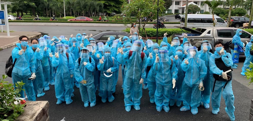 Delegación de estudiantes de la Universidad de Medicina Pham Ngoc Thach antes de asumir tareas en los puntos de prevención y control del COVID-19 (Fuente: VNA)