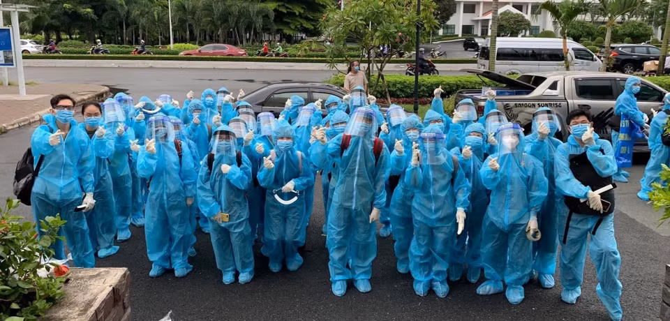 Delegación de estudiantes de la Universidad de Medicina Pham Ngoc Thach antes de asumir tareas en los puntos de prevención y control del COVID-19 (Fuente: VNA)