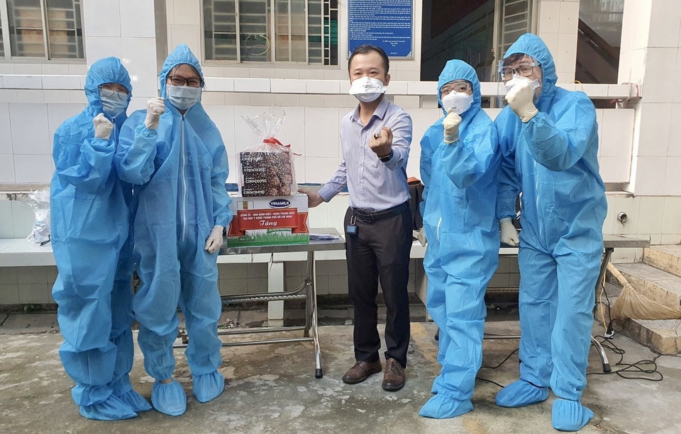 Estudiantes de la Universidad de Medicina y Farmacia de Ciudad de Ho Chi Minh prestan servicios en un punto de muestreo en el barrio de Binh Tri Dong B, distrito de Binh Tan (Fuente: VNA)