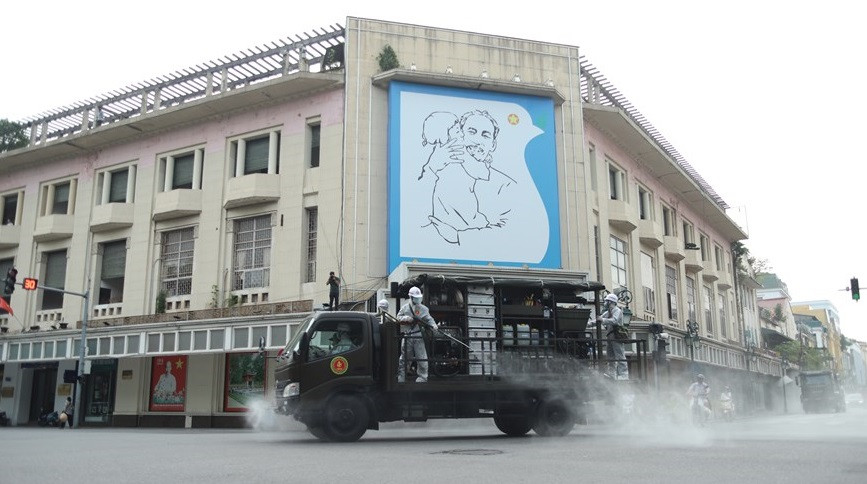 Las calles en la zona céntrica de Hanoi son generalmente pequeñas, por lo que se deben utilizar equipos adecuados al terreno para garantizar la eficiencia de la campaña (Fuente: Vietnam +).