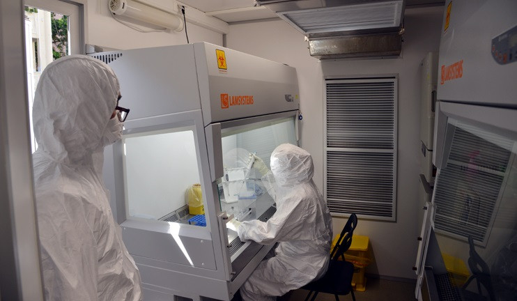 Funcionarios y empleados del Centro Tropical Vietnam-Rusia realizan análisis a pacientes en vehículo de diagnóstico, en Ciudad de Ho Chi Minh (Fuente: VNA)