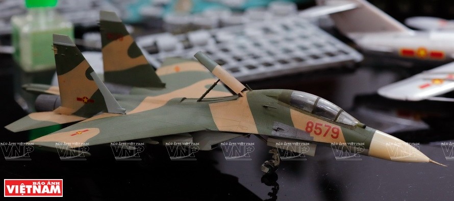 Miniatura del avión de combate Su 27 del Ejército Popular de Vietnam (Foto: VNA) 
