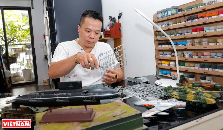  Con una gran pasión por la historia militar, especialmente la de Vietnam, Quang se ha dedicado a fabricar modelos de armas militares en más de una década. (Foto: VNA) 