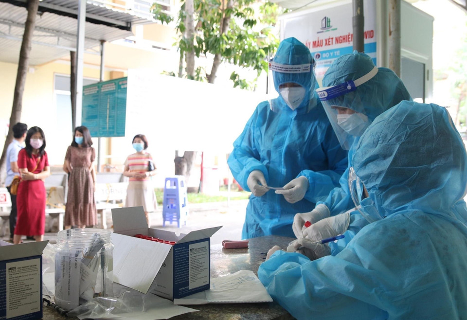 Estudiantes de medicina se preparan para tomar muestras a los residentes en el barrio 3, del Distrito 3, para las pruebas de detección del COVID-19 (Fuente: VNA)