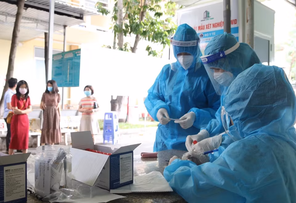 Estudiantes de medicina se preparan para tomar muestras a los residentes en el barrio 3, del Distrito 3, para las pruebas de detección del COVID-19 (Fuente: VNA)