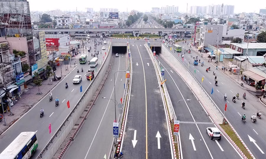 La intersección An Suong con una escala de tres pisos, que incluye un túnel subterráneo, una planta baja y un paso elevado, ayuda a resolver la congestión de tránsito y accidentes en el área de entrada noroeste, que conecta la urbe con la provincia de Tay Ninh por la autopista 22 y las provincias del Delta del Mekong por la autopista 1 (Fuente: VNA)
