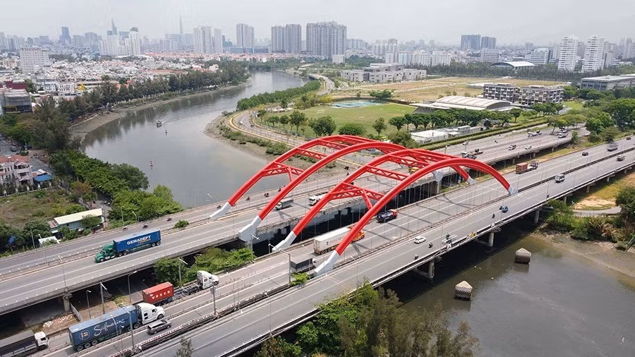 Puente Ong Lon en la arteria Nguyen Van Linh, área urbana de Phu My Hung, Ciudad Ho Chi Minh (Fuente: VNA)