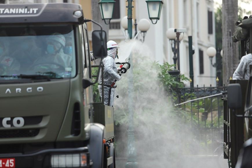  Desinfección en las áreas del distrito de Hoan Kiem (Fuente: Vietnam +).