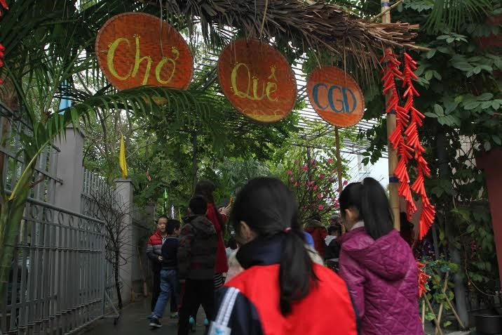 Los estudiantes participan en los preparativos para el Tet, incluida la elaboración de Banh Chung (Fuente: VNA)