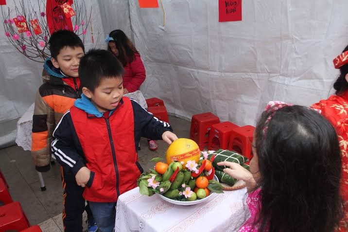 Cada clase dispone de un espacio de exposición. Algunos estudiantes se encargan de la decoración (Fuente: VNA)