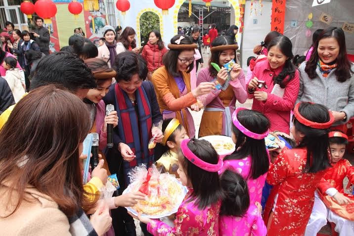 Los estudiantes ofrecen dulces a sus visitantes (Fuente: VNA)