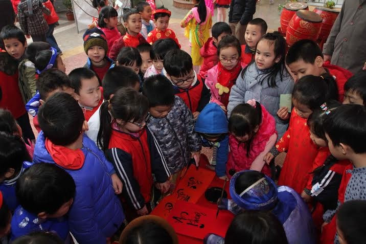 Interesados en el arte caligráfico (Fuente: VNA)