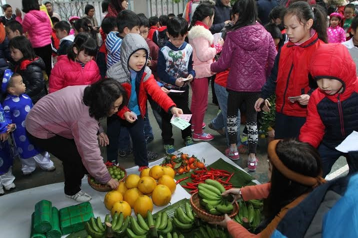 Estudiantes y sus padres compran productos para el Tet (Fuente: VNA)