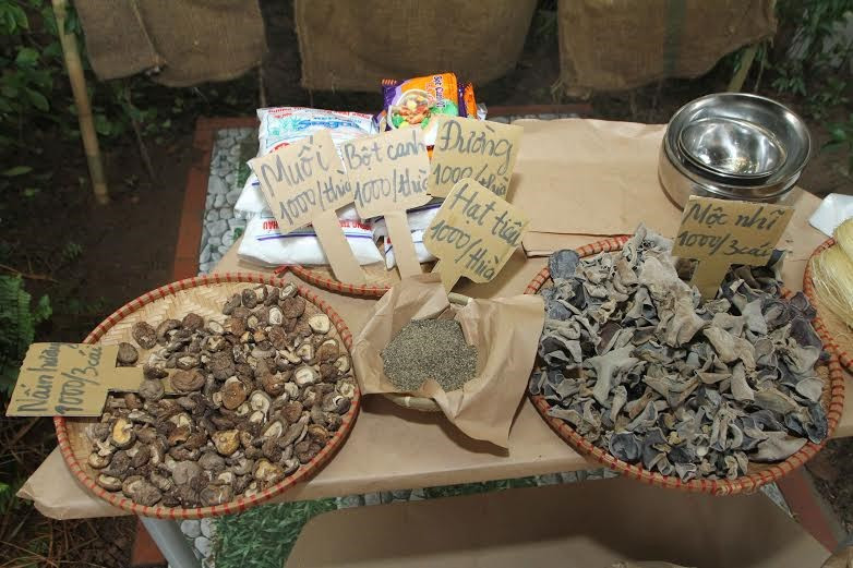 Este mercado vende todos los productos necesarios para el Tet, incluso numerosos tipos de seta y condimentos (Fuente: VNA)