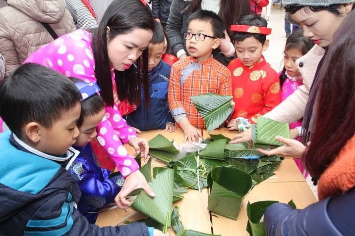 Los escolares preparan Banh Chung bajo la instrucción de los maestros (Fuente: VNA)