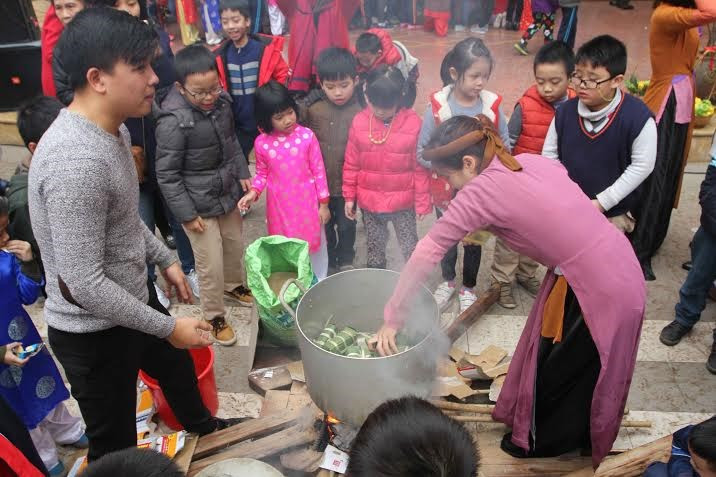 Los maestros colocan los pasteles en una gran olla para cocinarlos (Fuente: VNA)
