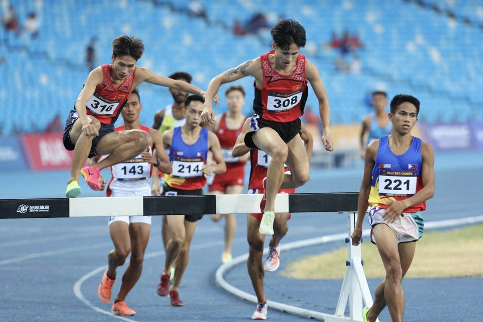 Nguyen Trung Cuong conquistó una presea de oro en la carrera de obstáculos de tres mil metros masculino en los SEA Games 32 (Fuente: VNA)
