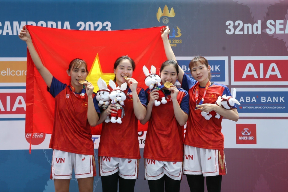 El equipo femenino vietnamita de baloncesto derrotó de manera excelente a la selección de Filipinas en la ronda final, trayendo la primera medalla de oro de esta disciplina en los SEA Games 32 (Fuente: VNA)
