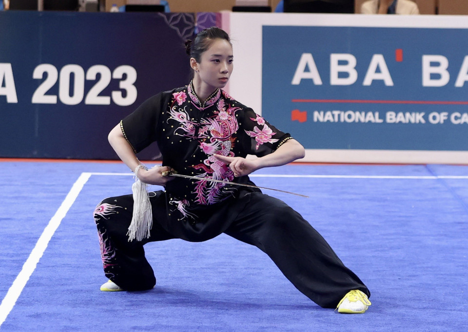 La atleta vietnamita de wushu Duong Thuy Vi se llevó una medalla de oro en los SEA Games 32 (Fuente: VNA)