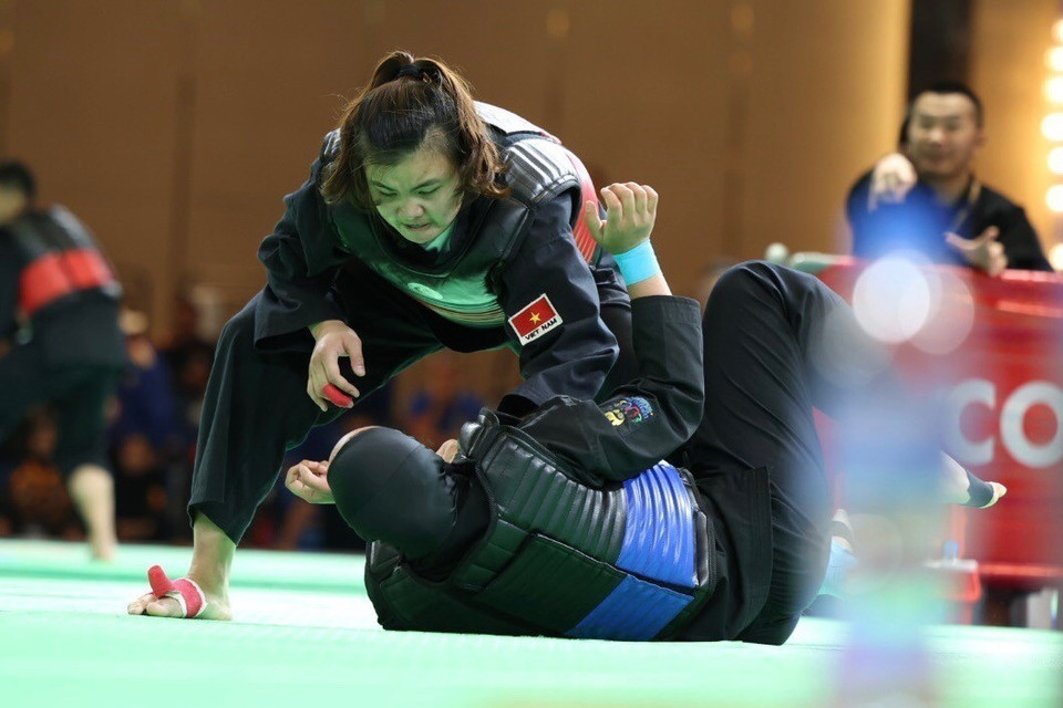 Quang Thi Thu Nghia, (cinturón rojo, derecha) derrotó a Nia Larasati de Indonesia (cinturón azul) en la ronda final de Pencak Silat, en la categoría de lucha de 65-70 kg, para llevar una presea dorada a la selección vietnamita (Fuente: VNA)
