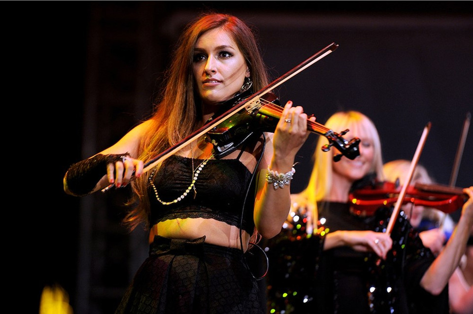 Las chicas brindan tanto conocidas como nuevas obras.