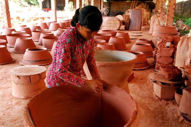 La aldea de oficio tradicional de Dai Hung es famosa por sus grandes tinajas (Fuente: VNA)