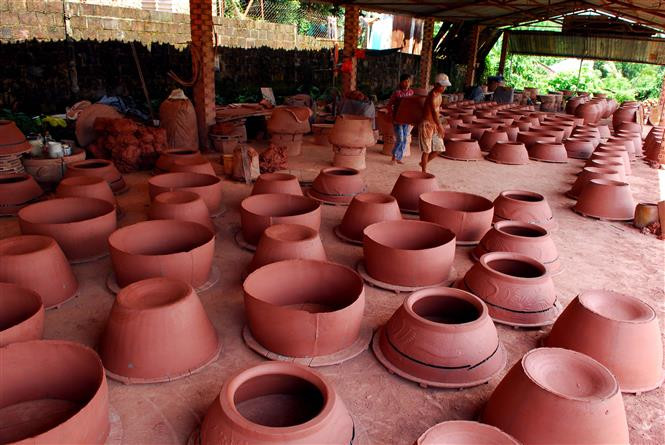 La aldea de oficio tradicional de Dai Hung es famosa por sus grandes tinajas (Fuente: VNA)